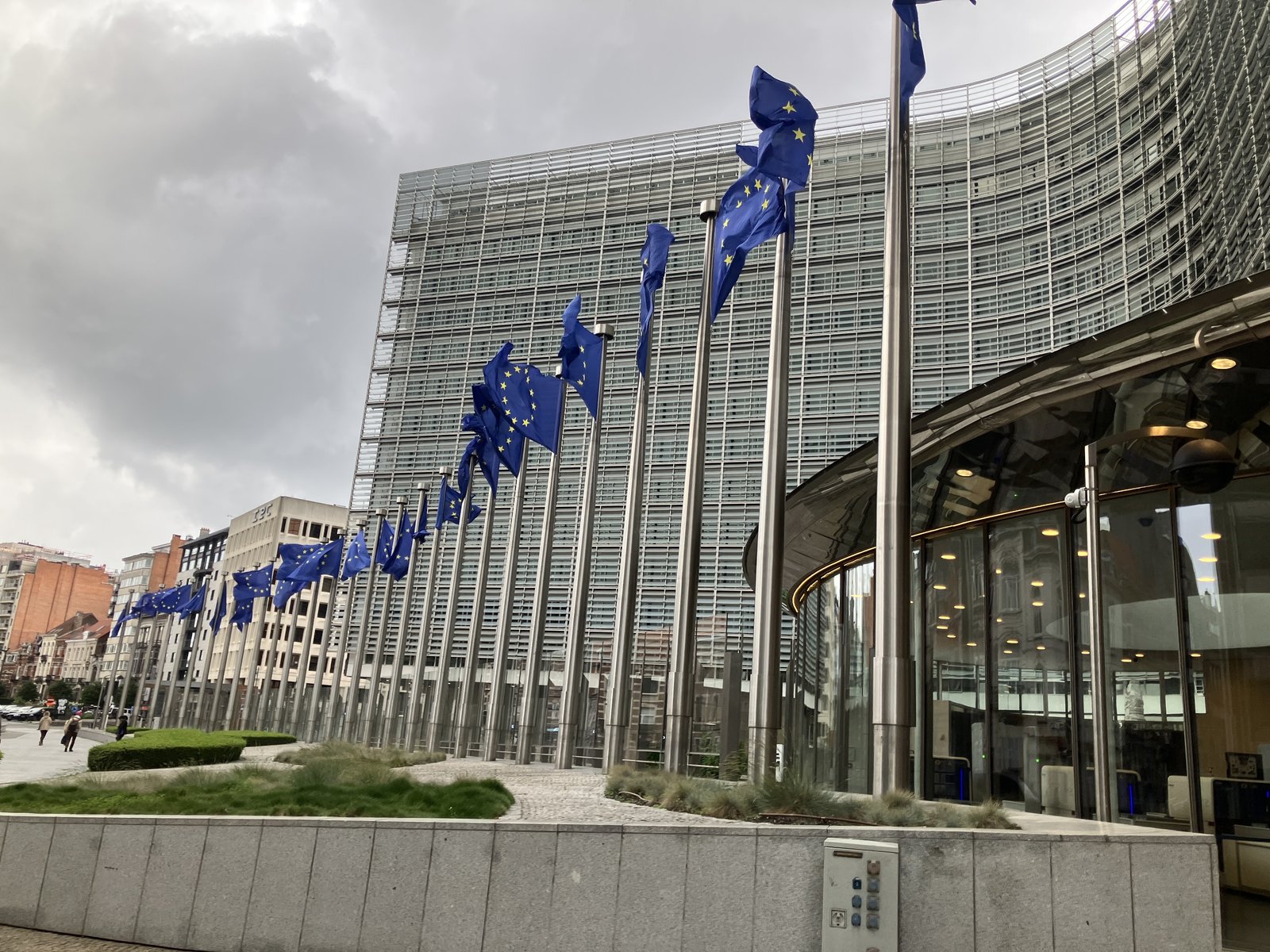 EUの旗が並ぶブリュッセルの建物