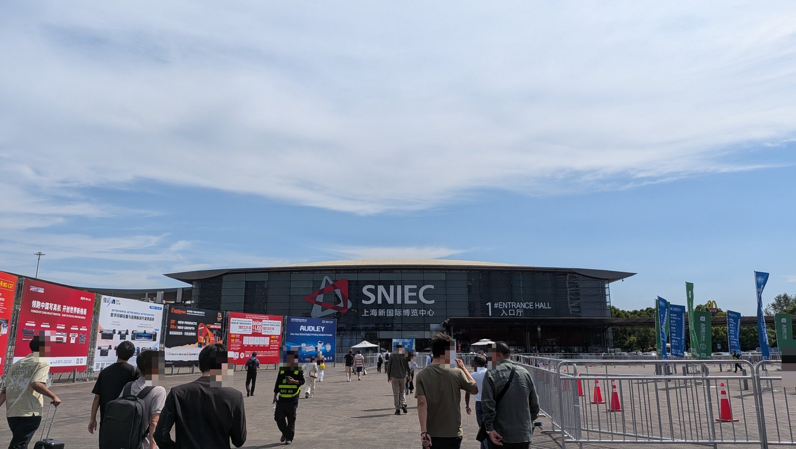 上海新国際博覧中心（SNIEC）の入口と、展示会の看板が並ぶ広場