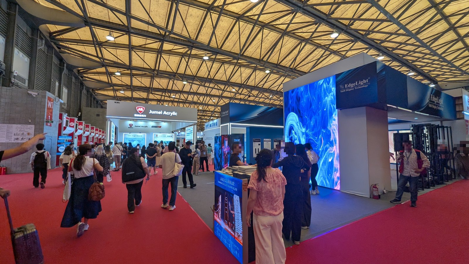 上海で開催されたデジタルサイネージ展示会の会場内と、LEDディスプレイのブース