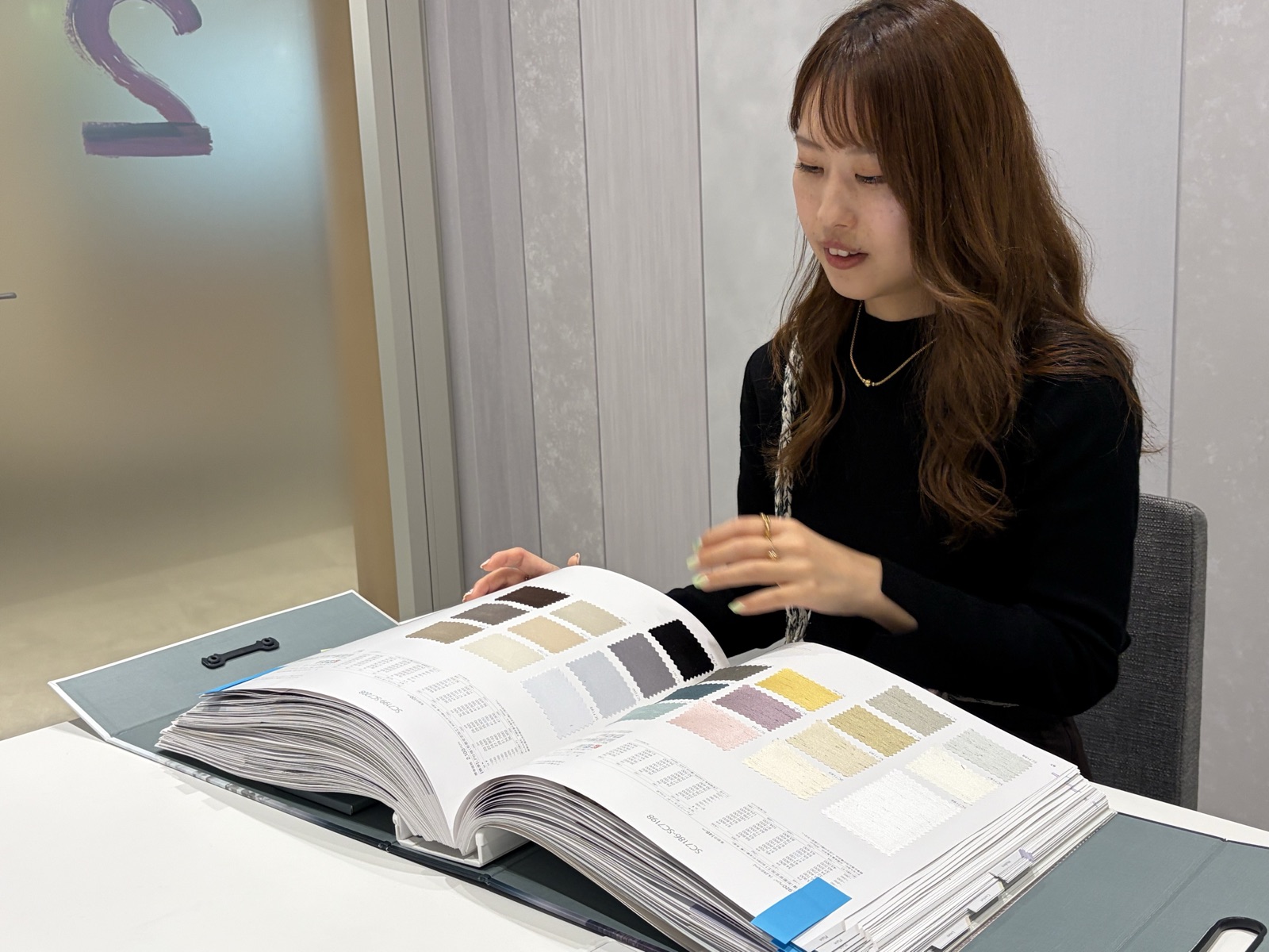 見本帳を見る様子